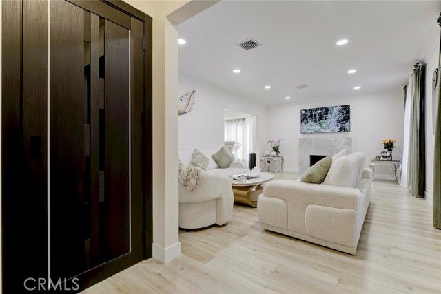 15556 Valerio, Van Nuys (los Angeles), CA 91406