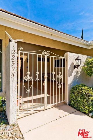 22525 Dardenne Street, Calabasas, CA 91302
