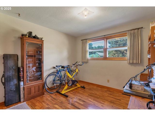 32008 MOSS St, Lebanon, OR 97355