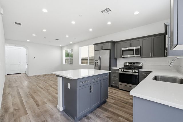 3008 N Creekside Street, Visalia, CA 93291