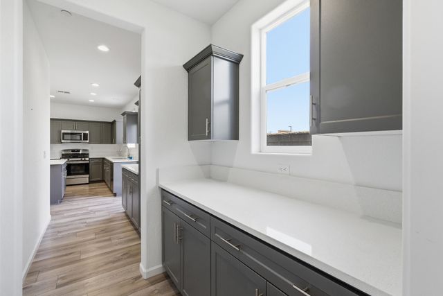 3008 N Creekside Street, Visalia, CA 93291