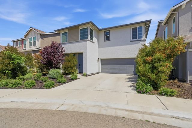 3008 N Creekside Street, Visalia, CA 93291