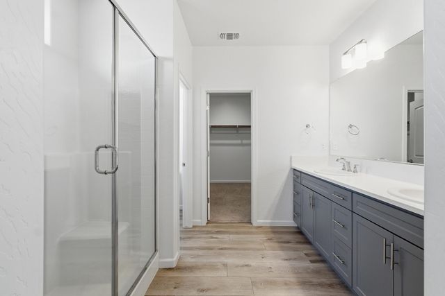 3008 N Creekside Street, Visalia, CA 93291