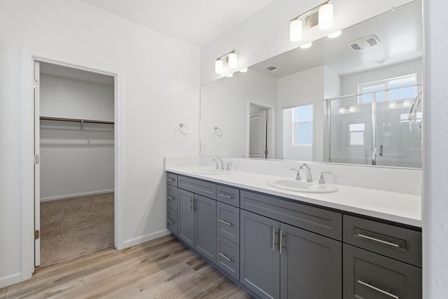 3008 N Creekside Street, Visalia, CA 93291