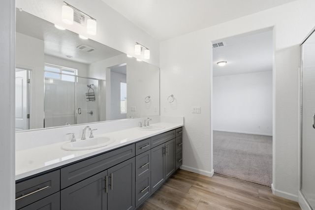 3008 N Creekside Street, Visalia, CA 93291