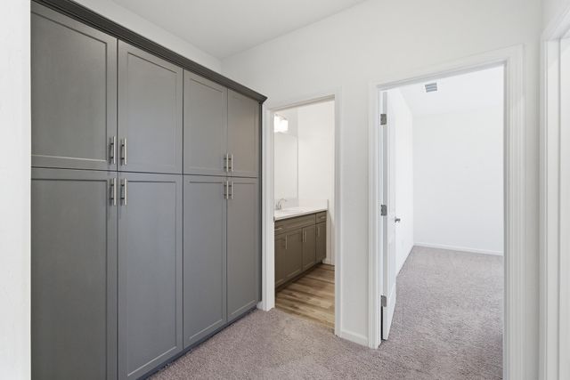 3008 N Creekside Street, Visalia, CA 93291