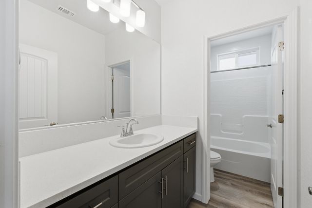 3008 N Creekside Street, Visalia, CA 93291