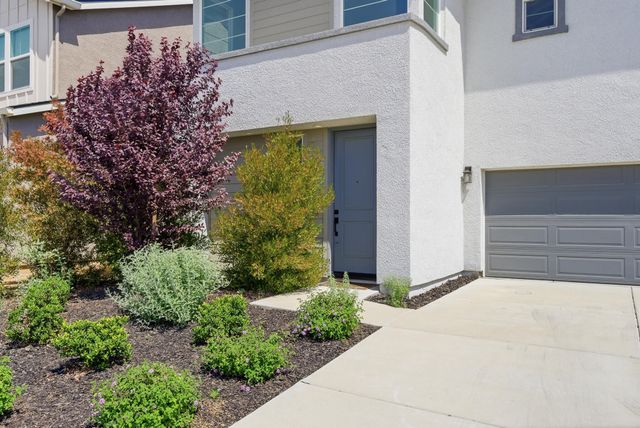 3008 N Creekside Street, Visalia, CA 93291