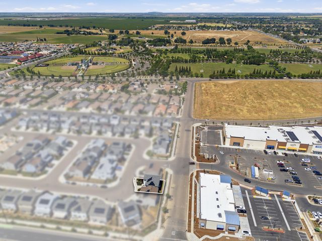 3008 N Creekside Street, Visalia, CA 93291