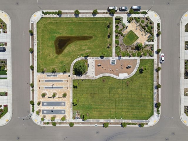 3008 N Creekside Street, Visalia, CA 93291