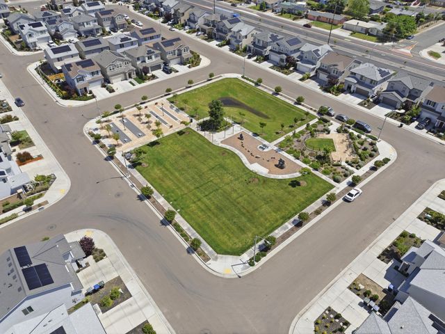 3008 N Creekside Street, Visalia, CA 93291