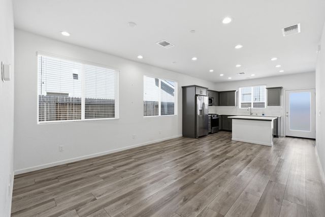 3008 N Creekside Street, Visalia, CA 93291