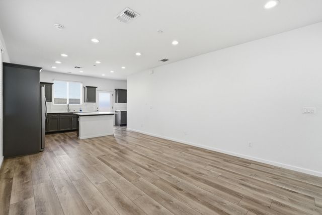 3008 N Creekside Street, Visalia, CA 93291