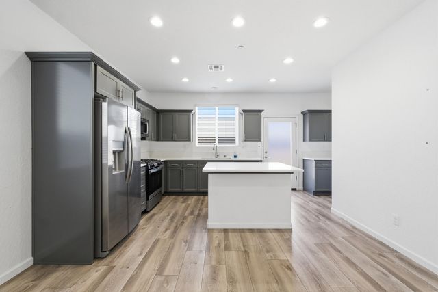 3008 N Creekside Street, Visalia, CA 93291