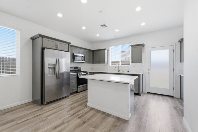 3008 N Creekside Street, Visalia, CA 93291