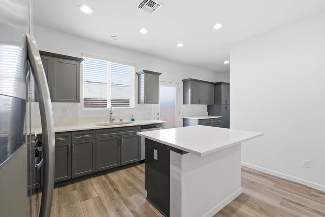 3008 N Creekside Street, Visalia, CA 93291