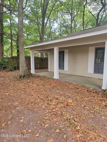 425 Inverness Court, Ocean Springs, MS 39564