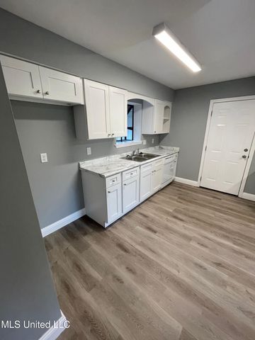 425 Inverness Court, Ocean Springs, MS 39564
