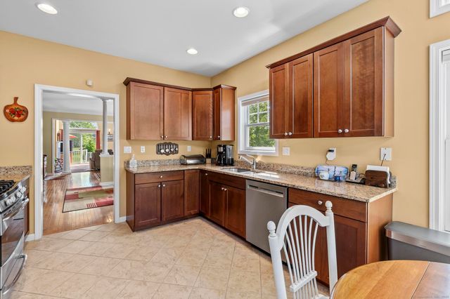 2 Seminole Way, Bloomfield, CT 06002