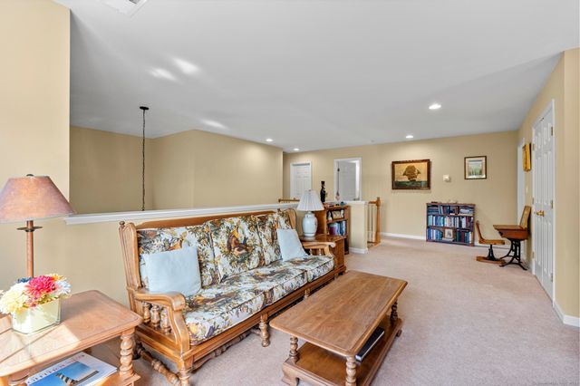 2 Seminole Way, Bloomfield, CT 06002