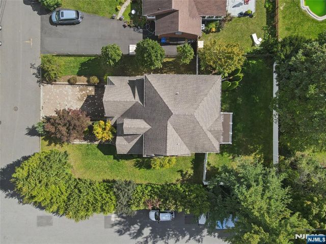 84 Woodmere Lane, Tenafly, NJ 07670