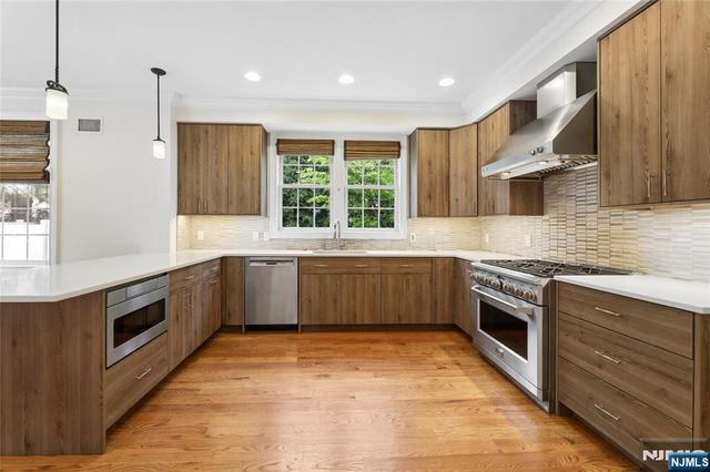 84 Woodmere Lane, Tenafly, NJ 07670