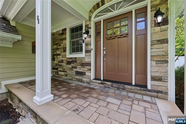 84 Woodmere Lane, Tenafly, NJ 07670