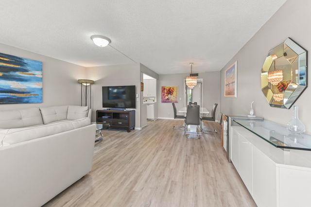 2056 Ainslie D, Boca Raton, FL 33434