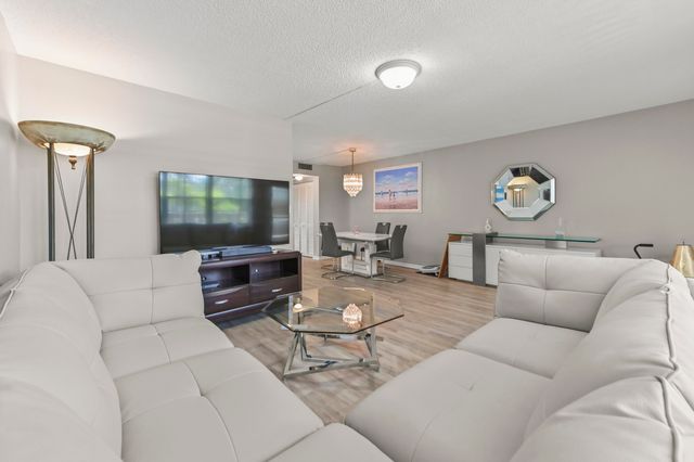 2056 Ainslie D, Boca Raton, FL 33434