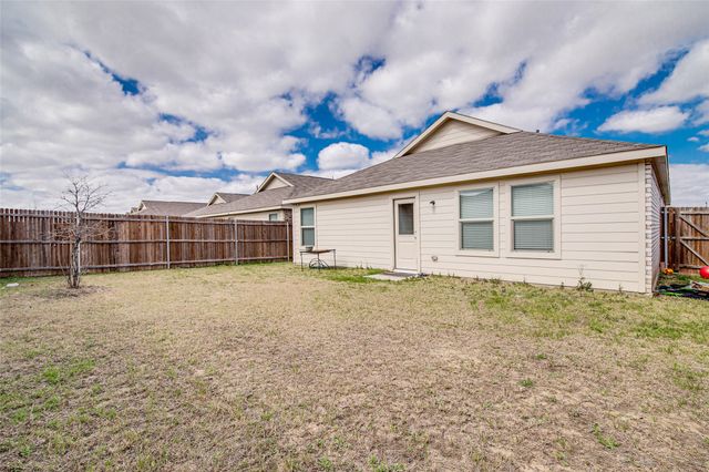 1105 Wildflower Street, Ennis, TX 75119