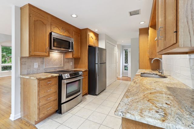 22 Centre Village Drive 22, Madison, CT 06443