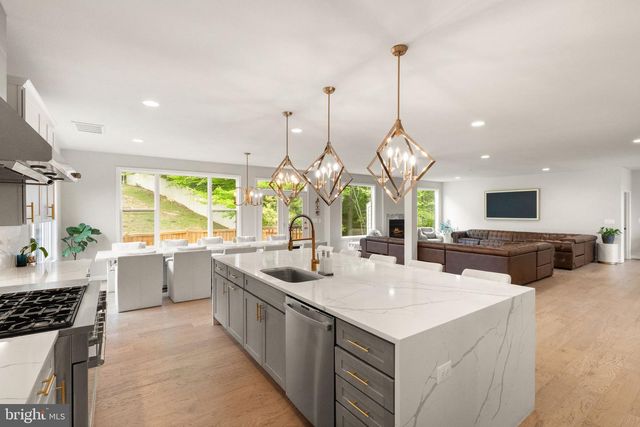 5606 BEACHVIEW CREEK DR, Woodbridge, VA 22192