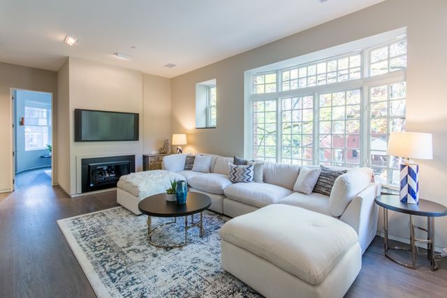 1401 N Astor Street, Chicago, IL 60610