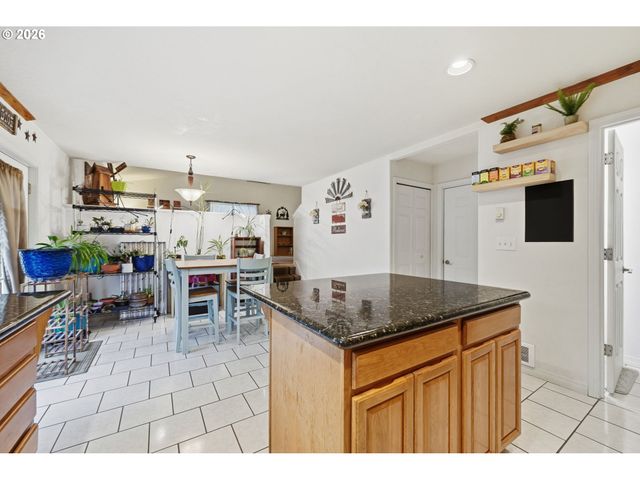 6842 JESSICA Dr, Springfield, OR 97478