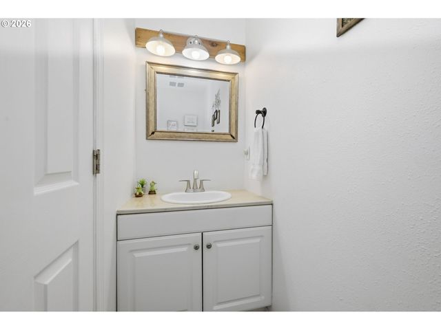 6842 JESSICA Dr, Springfield, OR 97478