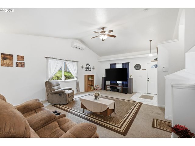 6842 JESSICA Dr, Springfield, OR 97478