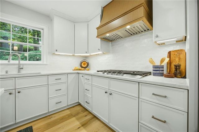 1390 Tennis Court Place, Roswell, GA 30075