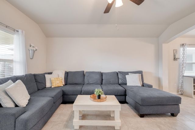 204 Taggart TRL, Jarrell, TX 76537