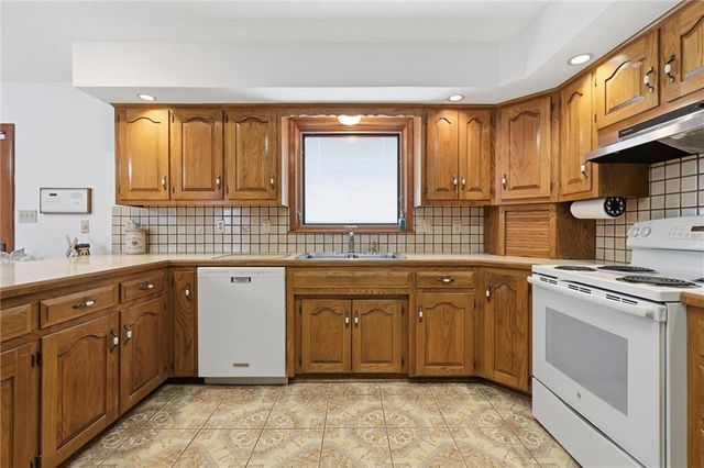 26418 S Freedom Road, Harrisonville, MO 64701