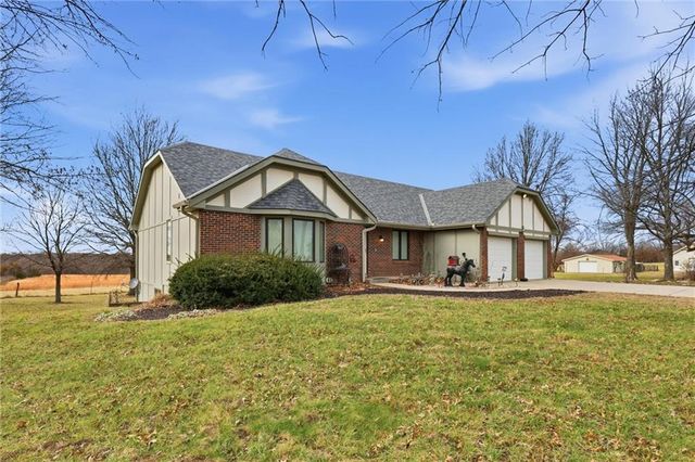 26418 S Freedom Road, Harrisonville, MO 64701