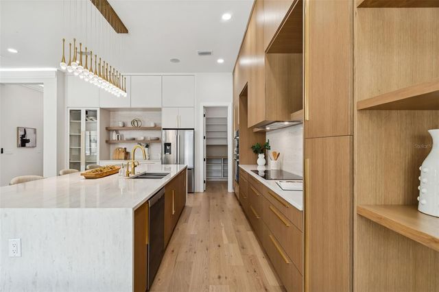 810 W BRADDOCK STREET, Tampa, FL 33603