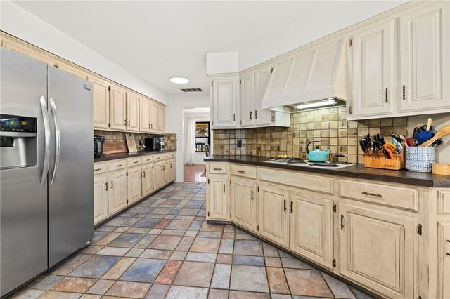 701 S Chateau Drive, Rogers, AR 72758