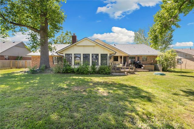 701 S Chateau Drive, Rogers, AR 72758