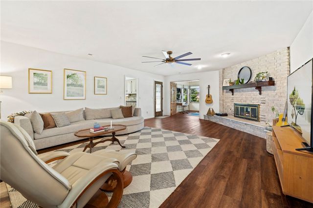 701 S Chateau Drive, Rogers, AR 72758