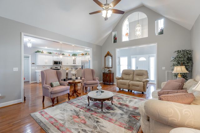 2435 Chimney Lake Circle, Soddy Daisy, TN 37379