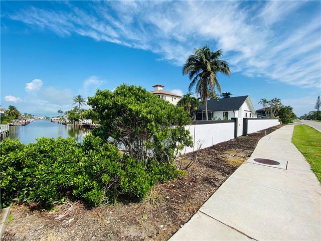 564 107th AVE N, Naples, FL 34108
