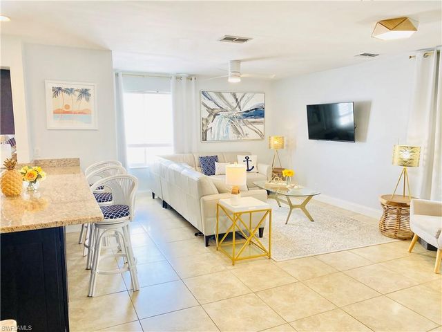 564 107th AVE N, Naples, FL 34108