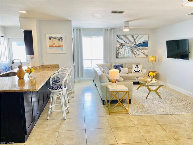 564 107th AVE N, Naples, FL 34108
