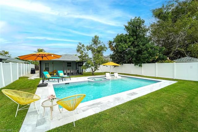 564 107th AVE N, Naples, FL 34108