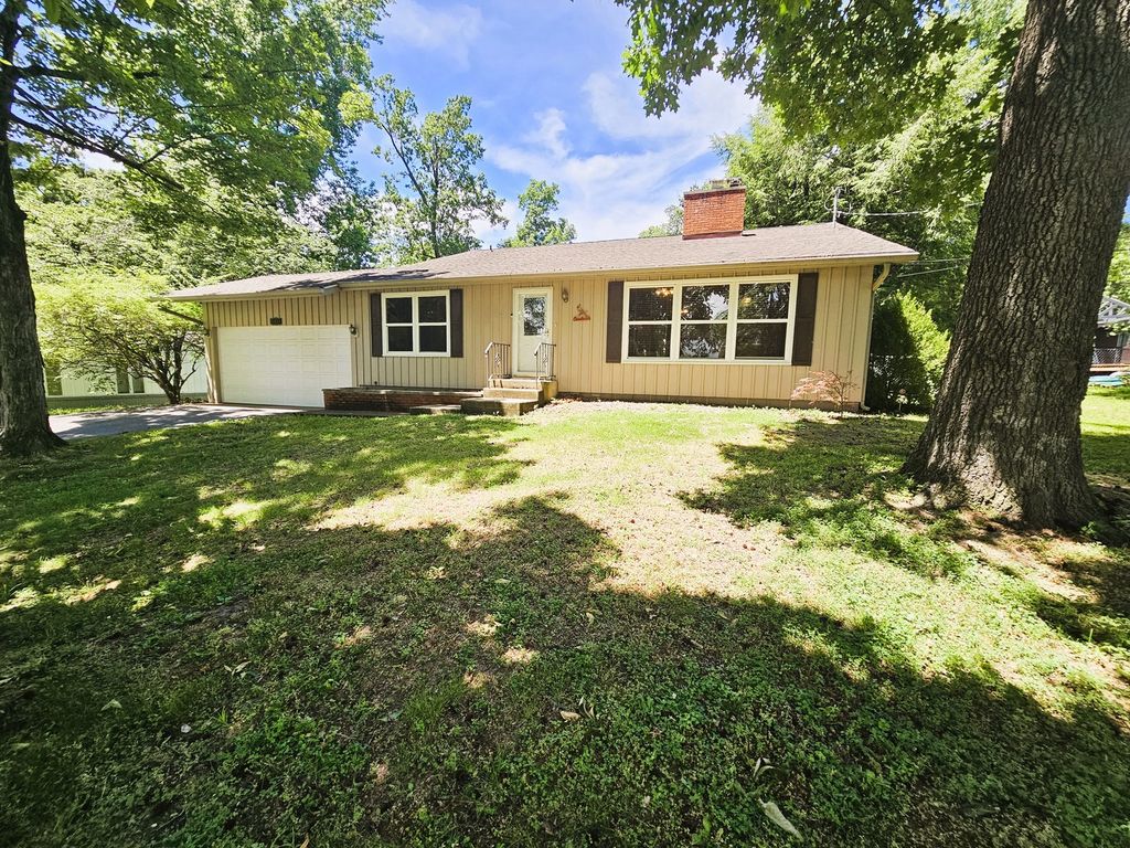 Image 1 of property listing at 705 Lake Park Road, Mt Vernon, IL 62864